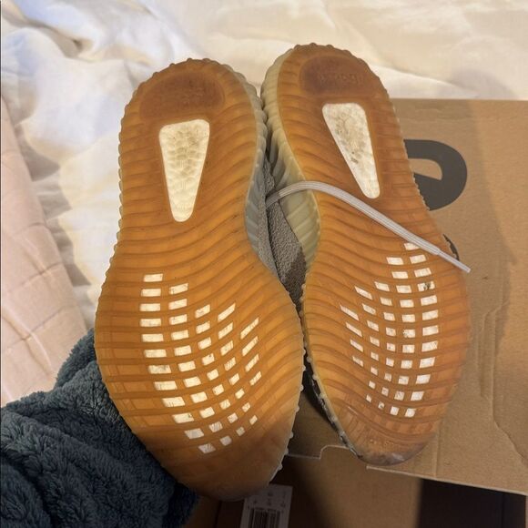 Yeezy Boost 350 V2 in Classic Gray - Picture 7 of 11